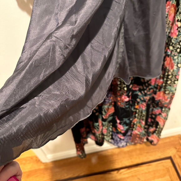 Johnny was
Not sure but it’s Gorgeous and heavy with beautifuliful fabric - Picture 17 of 17